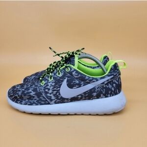 Nike Roshe Run Women's Gray Running Shoes Size 6.5